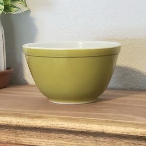 Pyrex Verde 401 Mixing Bowl  Avocado Green  Vintage 1960s/70s